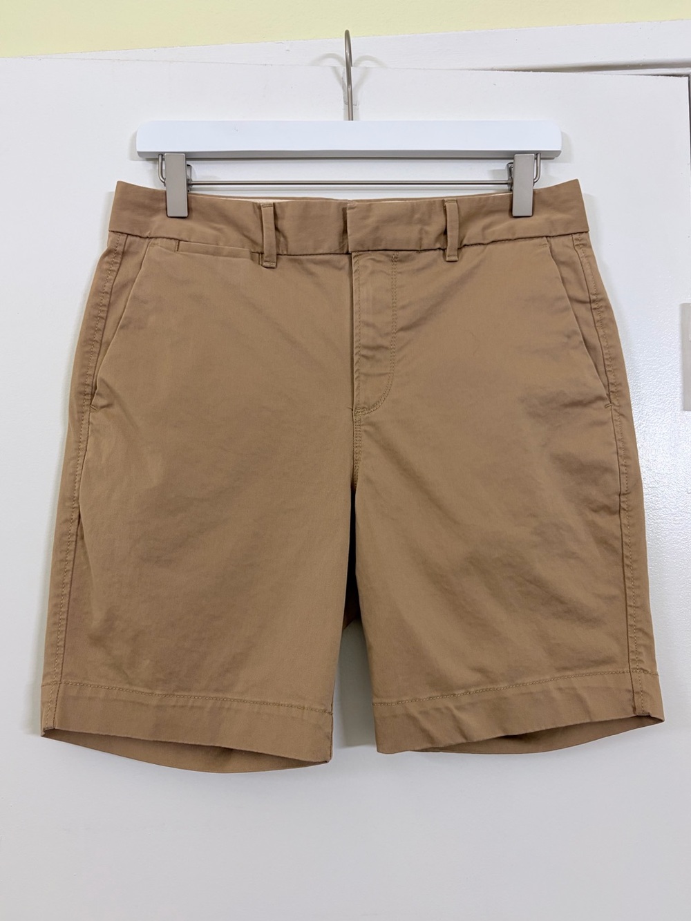 GAP Bermuda Chino Shorts Khaki Mid Rise Cotton Stretch 6Petite Minimalist Casual